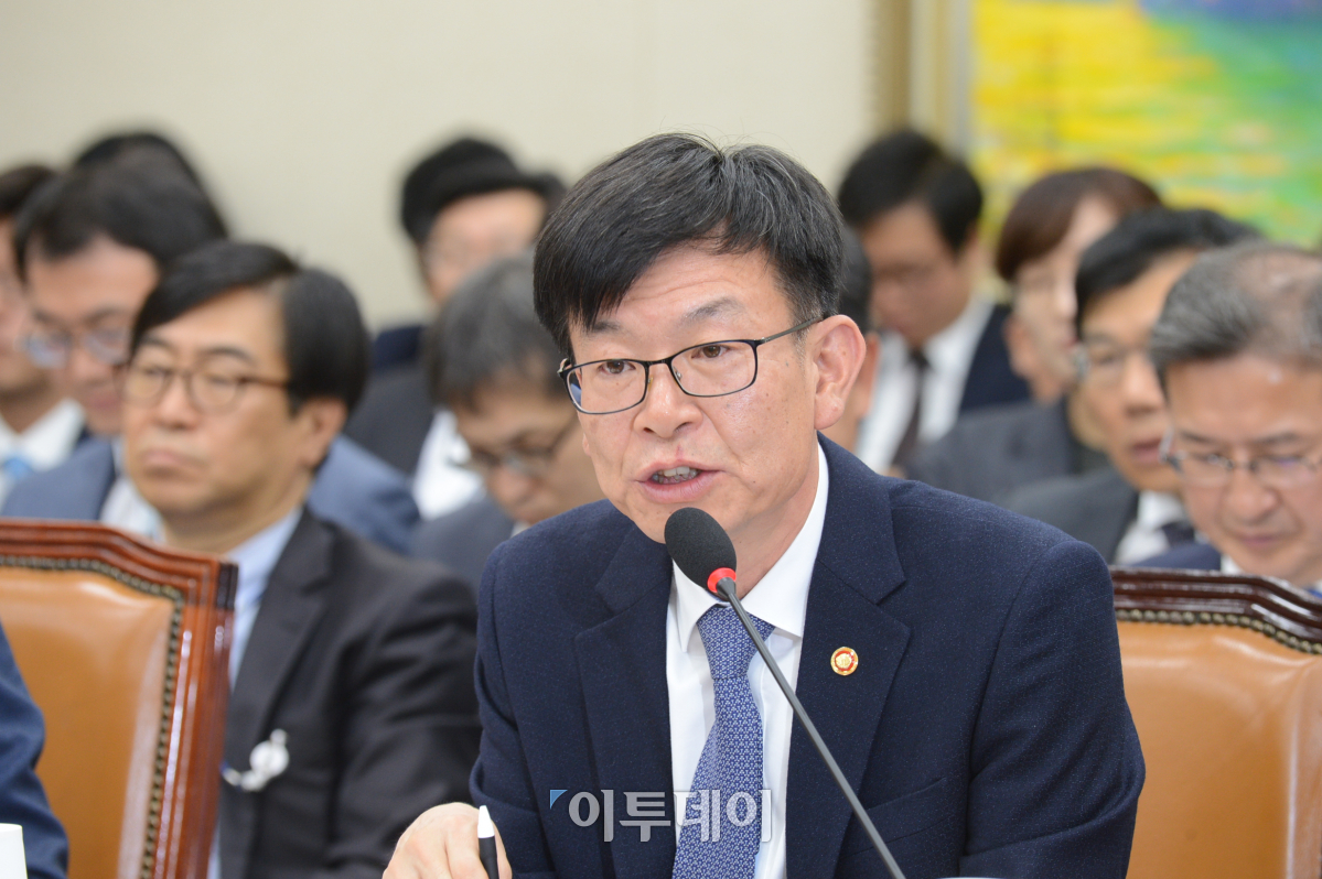 ▲19일 국회 정무위원회에서 열린 공정거래위원회 국정감사에서 김상조 공정위원장이 모두발언을 하고 있다.(출처=공정거래위원회)