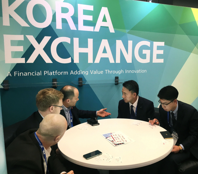 ▲한국거래소는 이번달 17일부터 3일간 미국 시카고에서 개최된 '제33회 FIA 선물ㆍ옵션 엑스포'에 참가해 KRX 파생상품 마케팅 활동을 전개했다고 19일 밝혔다.(사진제공=한국거래소)