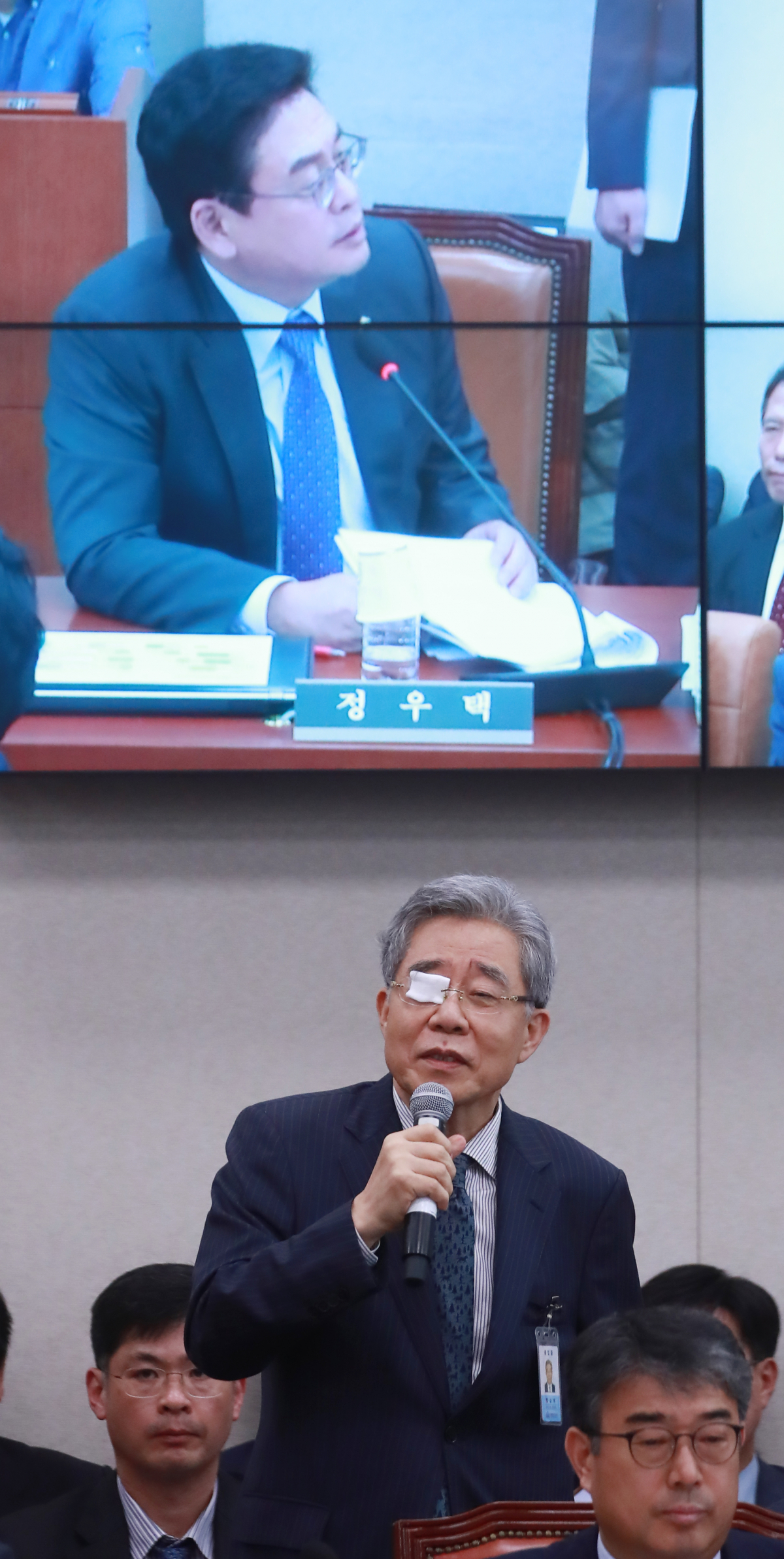 ▲함승희 강원랜드 사장이 19일 오전 국회 산업통상자원중소벤처기업위원회에서 열린 국정감사에 출석해 자유한국당 정우택 원내대표의 질의에 답하고 있다.(사진=연합뉴스)