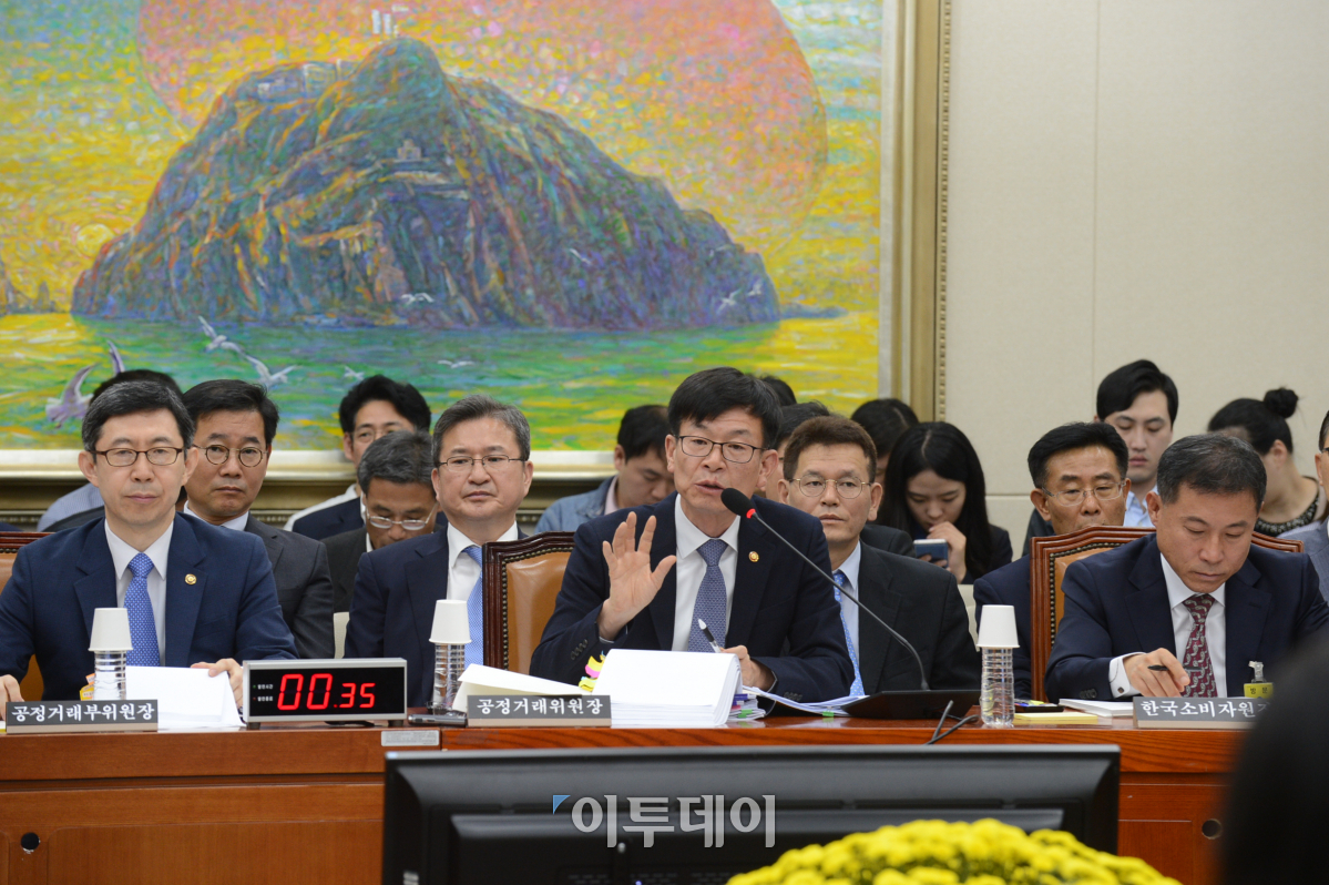 ▲19일 국회 정무위원회에서 열린 공정거래위원회 국정감사에서 김상조 공정위원장이 의원질의에 답하고 있다.(출처=공정거래위원회)