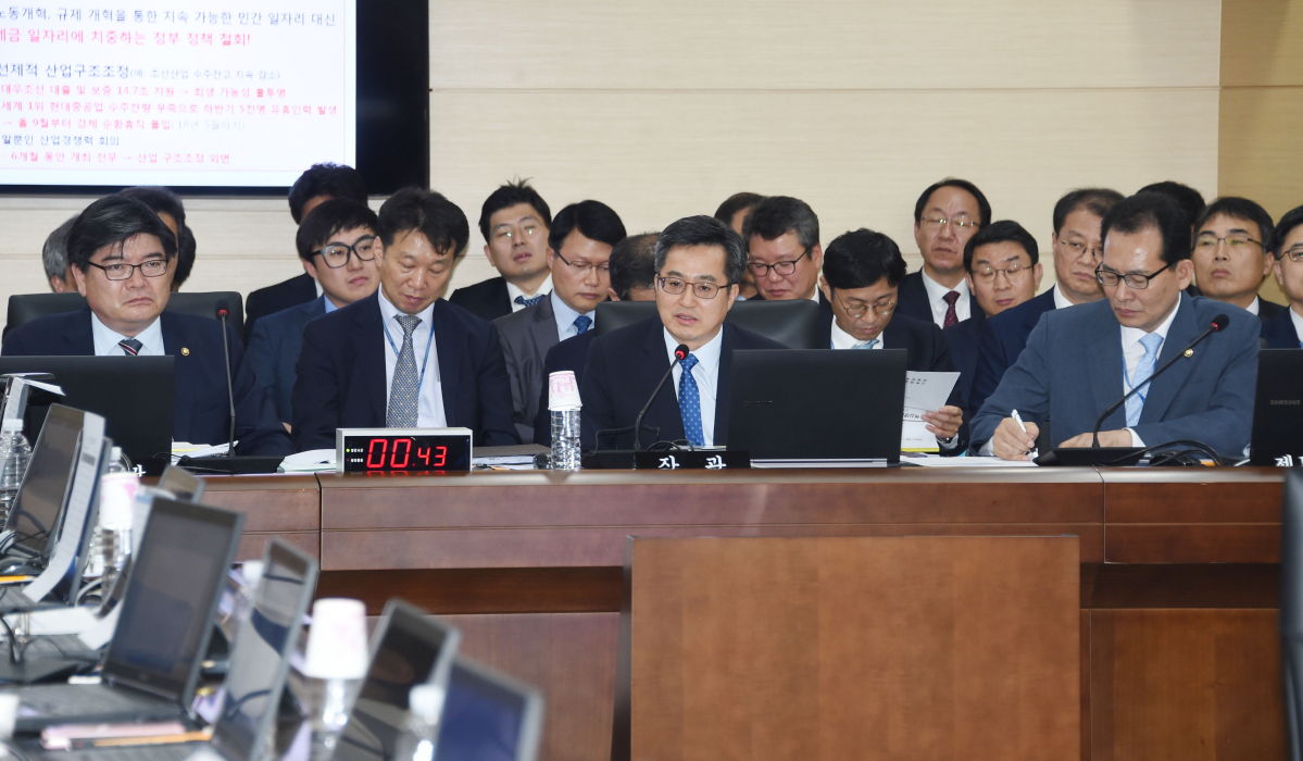 ▲김동연 부총리(가운데)가 19일 정부세종청사에서 열린 국회 기획재정위원회의 기획재정부 국정감사에서 의원 질의에 답변하고 있다.(기획재정부)