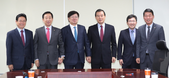 ▲20일 오전 국회 의원회관에서 열린 자유한국당-바른정당 통합추진 의원모임에서 참석 자들이 기념촬영을 하고 있다. 왼쪽부터 한국당 이철우.김성태, 바른정당 이종구, 한국당 홍문표, 바른정당 김용태,황영철 의원. 2017.10.20(연합뉴스)