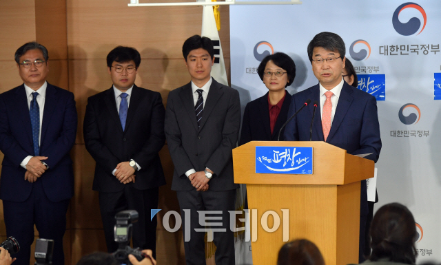 ▲김지형 신고리 5·6호기 공론화위원장이 20일 오전 서울 종로구 정부서울청사 브리핑룸에서 공론조사결과를 담은 '대(對)정부 권고안'을 발표하고 있다. 이동근 기자 foto@