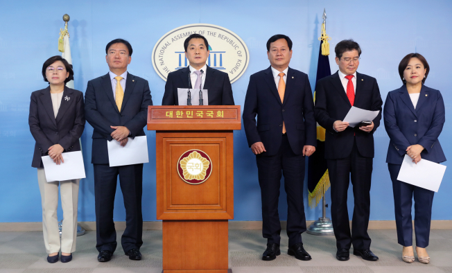 ▲ 국회 과학기술정보방송통신위원회 소속 자유한국당 박대출 의원 등이 19일 오후 국회 정론관에서 공영방송 이사진 잔여 임기 보장을 요구하는 기자회견을 하고 있다. 2017.10.19(연합뉴스)