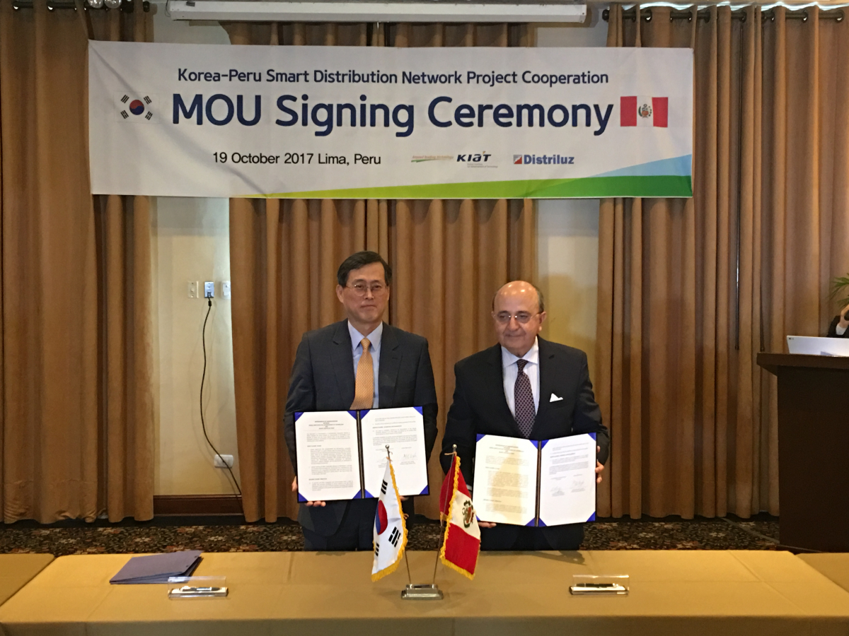 ▲한국산업기술진흥원 정재훈 원장과 페루 디스트리루즈 호세 스톡 카펠라 회장이 스마트 배전망 구축 MOU를 체결하고 있다.(사진=한국산업기술진흥원)