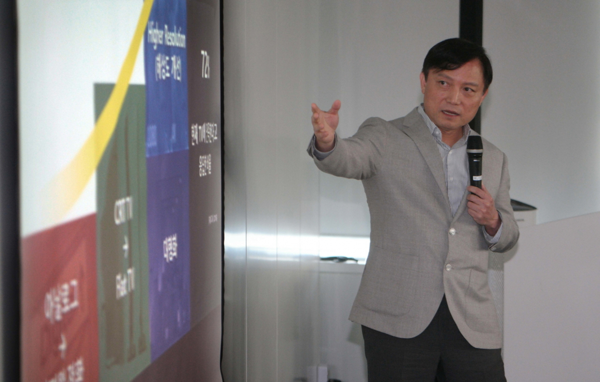 ▲삼성전자 영상디스플레이사업부 이윤 전무가 20일 서울 중구 태평로에 위치한 삼성전자 기자실에서 글로벌 TV 시장 트렌드를 소개하고 있다.(사진제공=삼성전자)