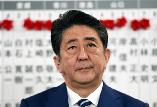 ▲아베 신조 일본 총리가 22일(현지시간) 도쿄 자민당 본사에서 자신이 이끄는 자민당 총선 결과를 기다리고 있는 모습. 사진=신화뉴시스 