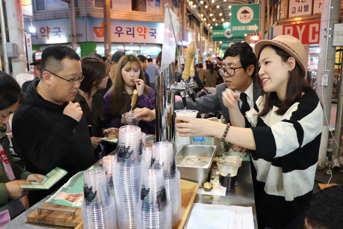 ▲21일 오산 오색시장의 로컬 브루어리 ‘까마귀브루잉’에서 마련한 부스에선 브루마스터가 지역상인과 함께 연구 개발한 맥주를 선보이고 있다. 전효점 기자 gradually@