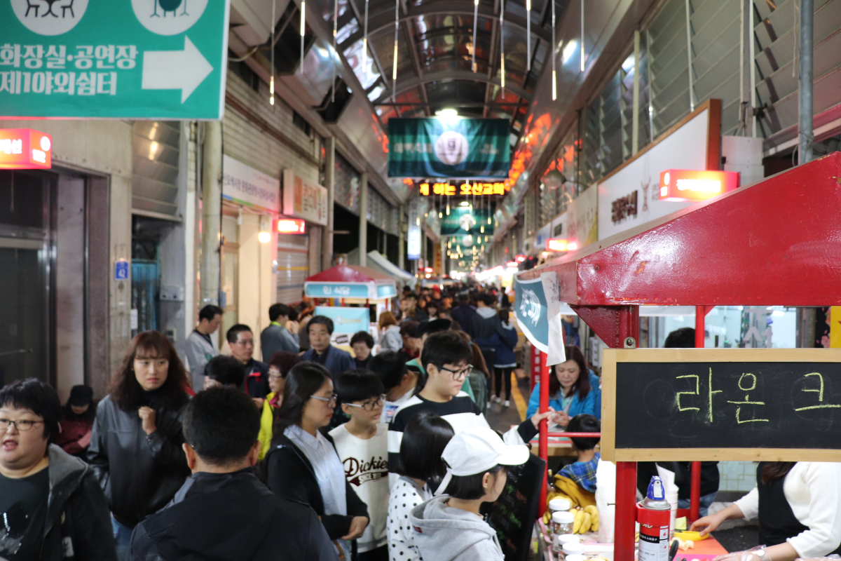 ▲21일 경기 오산 오색시장 야맥축제를 찾은 시민들의 발길에 400m에 이르는 시장길이 붐비고 있다. 전효점 기자 gradually@
