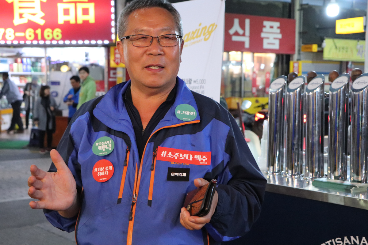 ▲21일 오산 오색시장에서 만난 김병도 상인회장은 “작년에는 3만여 명이 다녀갔지만 올해에는 축제 구간을 2배 이상으로 확장해 훨씬 많은 방문객들이 찾을 것으로 본다”고 말했다. 전효점 기자 gradually@
