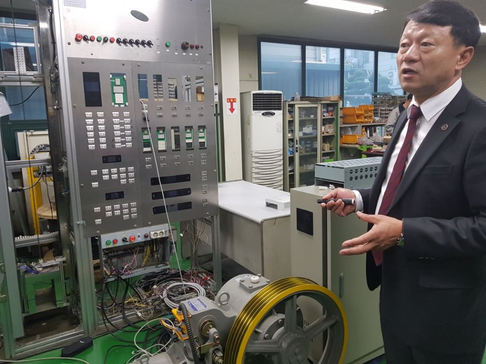 ▲20일 경기 시흥 공장에서 테스트 중인 엘리베이터 제어부 앞에서 김기영 대표는 “우리 기업들이 독자 기술력을 개발해 승강기 주권을 되찾아와야 한다”고 강조했다. 사진=전효점 기자 gradually@