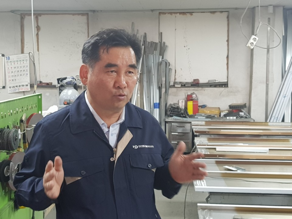 ▲20일 경기 김포 공장에서 만난 박갑용 한진엘리베이터 대표는 “처음에는 다소 부족했던 기술력이 사업을 하면서 누적돼 이젠 대기업에 비해 앞서는 것도 많다”면서 자랑스럽게 회사를 소개했다. 사진=전효점 기자 gradually@