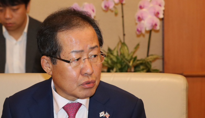 ▲자유한국당 홍준표 대표가 북한의 핵과 미사일 위협에 맞서 '전술핵을 재배치하자'는 한국 내 여론을 전달하기 위해 23일 오전 인천공항을 통해 미국으로 향하기에 앞서 기자간담회를 하고 있다. (연합뉴스)