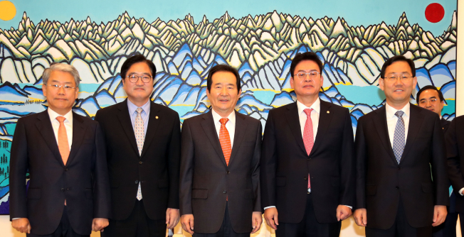 ▲정세균 국회의장과 교섭단체 원내대표들이 23일 오전 국회에서 열린 4당 원내대표회동에서 기념촬영을 하고 있다. 왼쪽부터 국민의당 김동철·더불어민주당 우원식 원내대표, 정세균 국회의장, 자유한국당 정우택·바른정당 주호영 원내대표. 2017.10.23