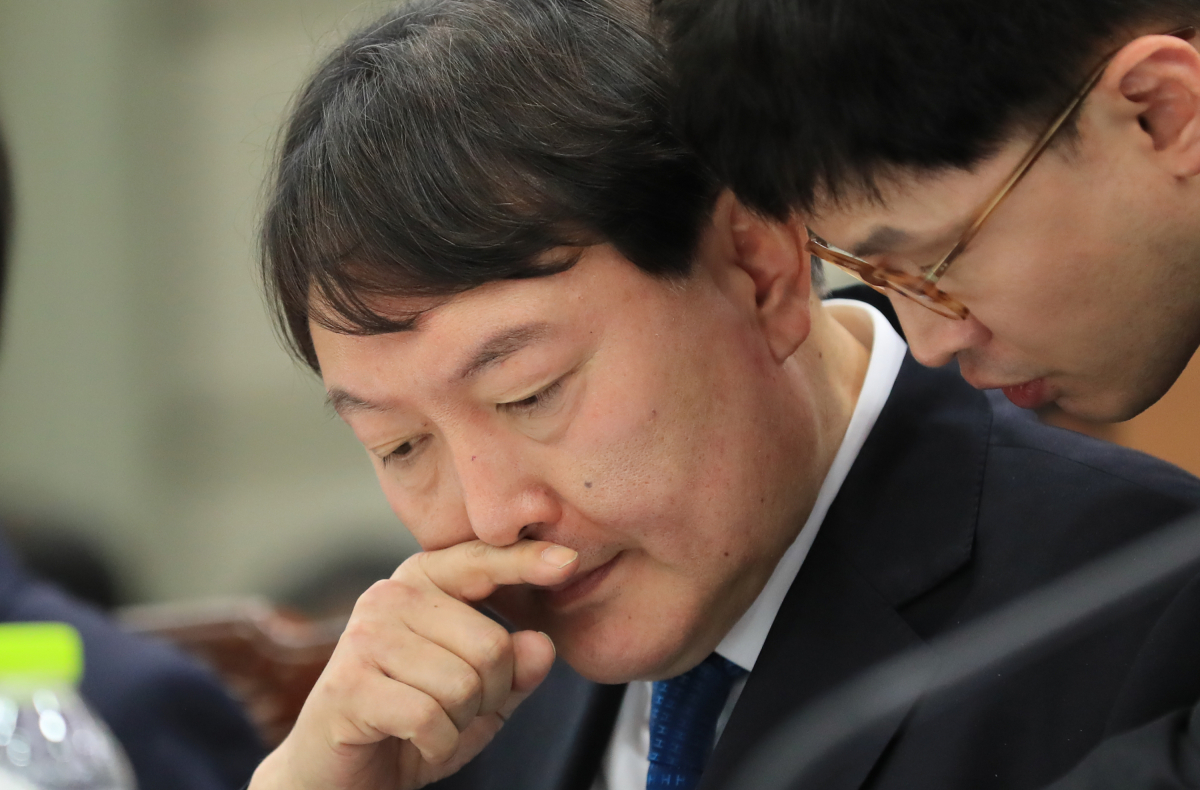 ▲ 23일 오전 서울 서초구 서울고검에서 열린 국회 법제사법위원회의 서울고등검찰청ㆍ서울중앙지방검찰청 등에 대한 국정감사에서 윤석열 서울중앙지검장이 직원과 대화하고 있다. (연합뉴스)