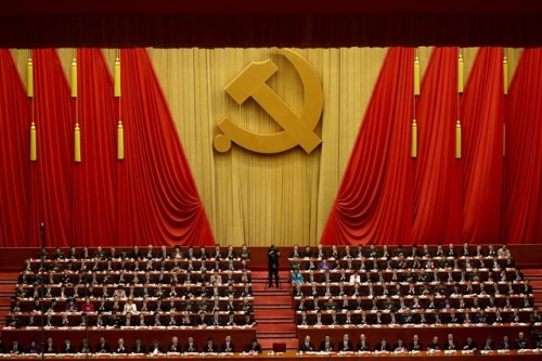 ▲지난 18일(현지시간) 제19차 공산당 전국대표대회(19차 당대회) 개막식이 열린 베이징 인민대회당에서 공산당 지도부가 박수를 치고 있다. 사진=AP뉴시스 