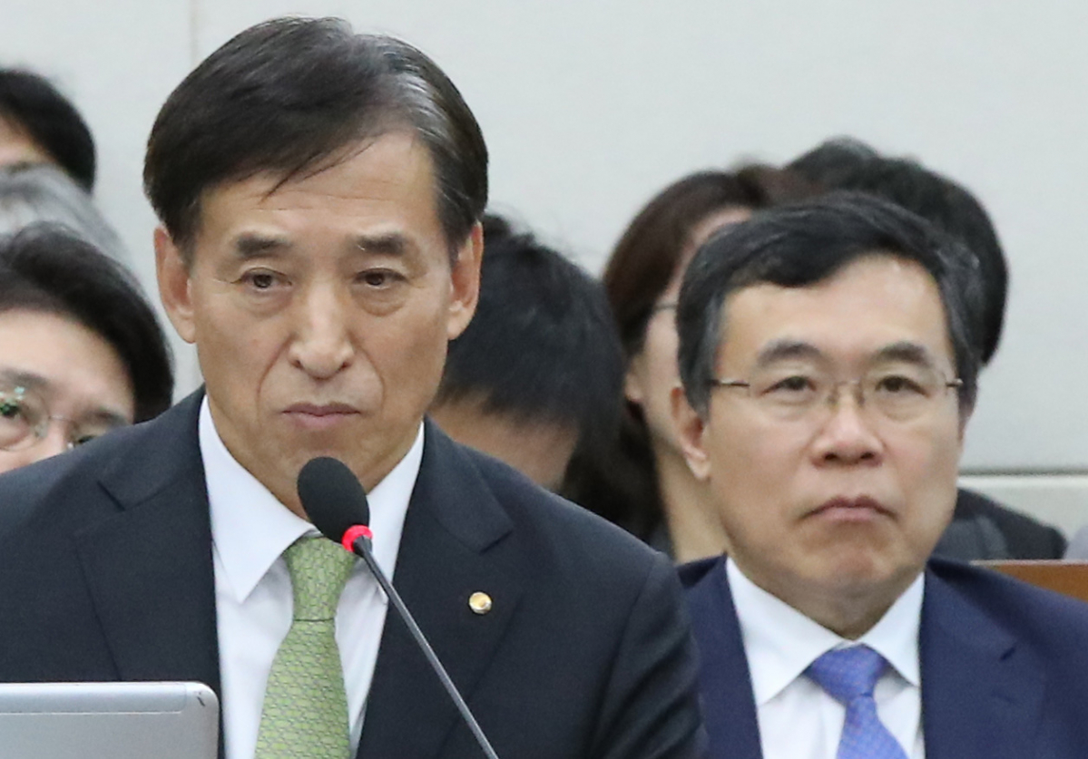 ▲이주열 한국은행 총재가 23일 국회에서 열린 기획재정위원회 국정감사에서 의원들의 질의를 듣고 있다. (연합뉴스)