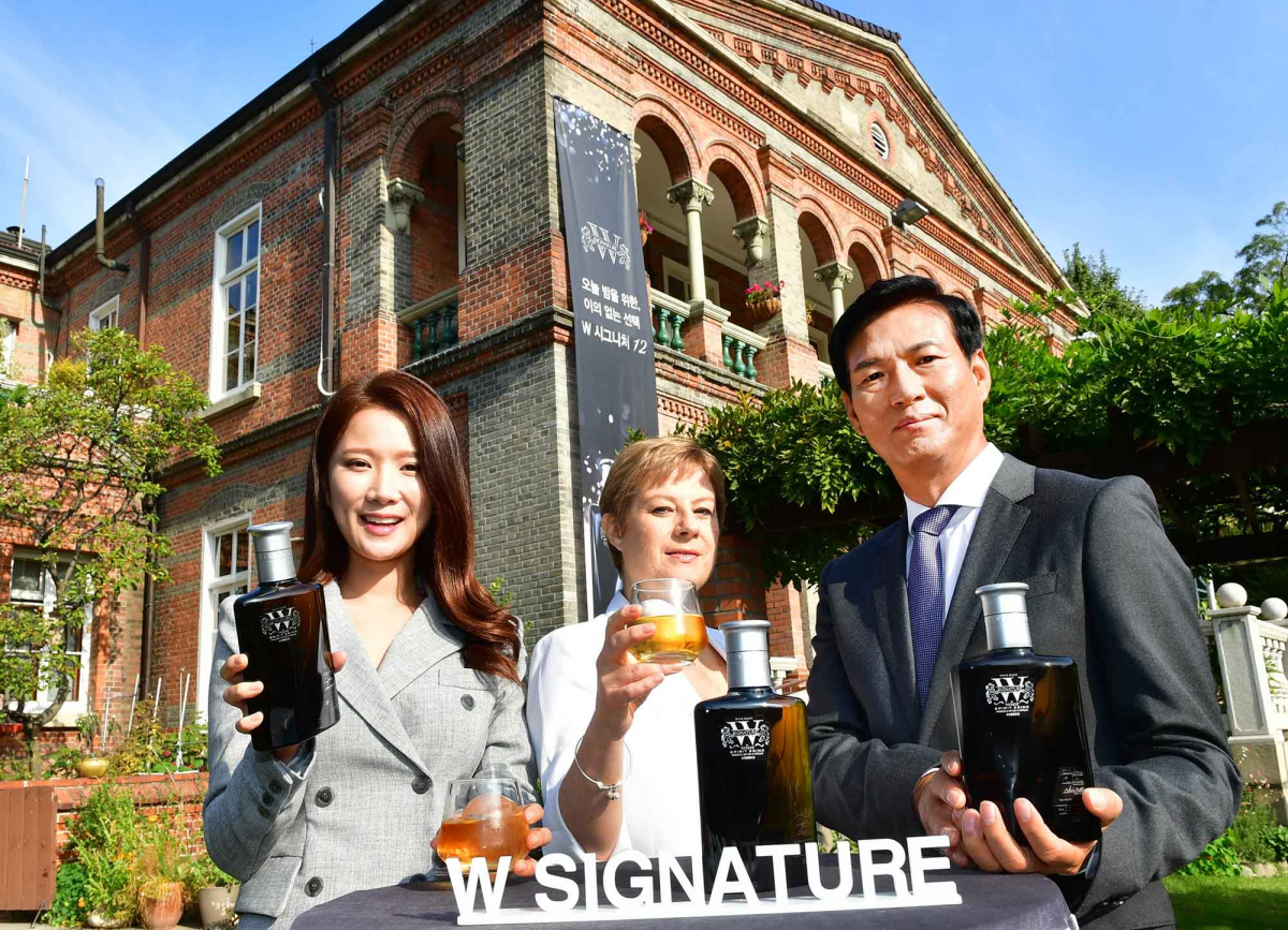 ▲24일 주한 영국 대사관에서,  디아지오코리아 조길수 대표(사진 오른쪽)가 수 키노시타 (Sue Kinoshita) 주한 영국 부대사(가운데) 및 모델과 함께 디아지오의 신제품을 소개하고 있다.(사진제공=디아지오코리아)