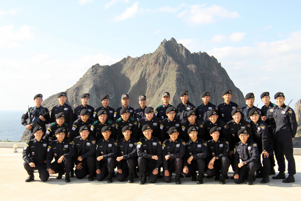 ▲'독도의 날'을 맞아 독도 선착장에서 독도경비대원들이 기념촬영을 하고 있다.(사진제공=경북지방경찰청)