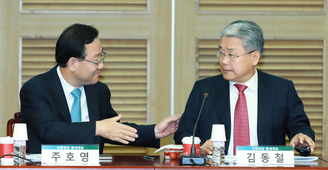 ▲국민의당 김동철 원내대표(오른쪽)와 바른정당 주호영 당대표 권한대행 겸 원내대표가 25일 오전 국회 의원회관에서 열린 국민통합포럼 '소득 및 혁신 주도 VS 금융 주도 성장 비교' 행사에 참석해 악수하고 있다. 2017.10.25(연합뉴스)