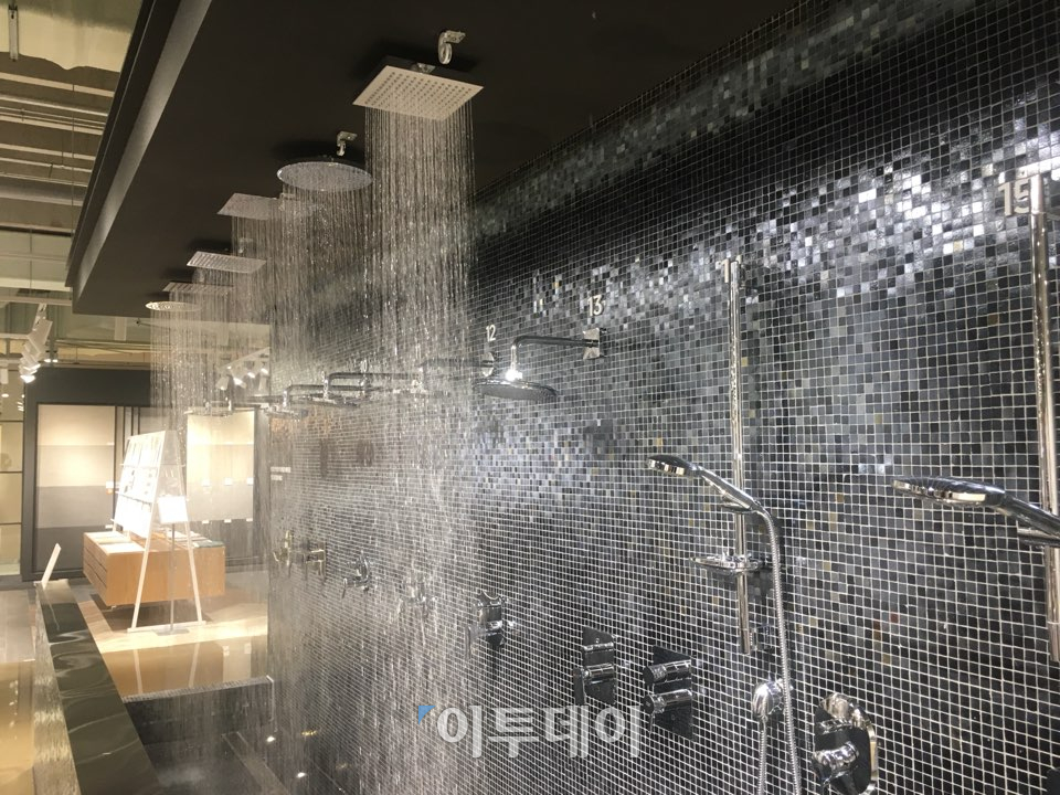 ▲소비자가 직접 체험해볼 수 있는 샤워헤드 제품들. 버튼을 누르면 작동한다. 동시에 여러 버튼을 눌러 다양한 제품을 동시비교 할 수 있다.(사진=류정훈 기자 jungh216@)