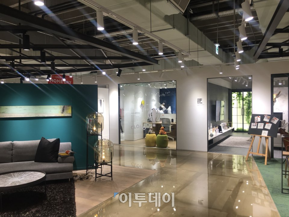 ▲홈데이 매장에 들어서면 보이는 매장 전면. 길을 따라 이동하면 홈데이의 제품을 모두 둘러볼 수 있다.(사진=류정훈 기자 jungh216@)