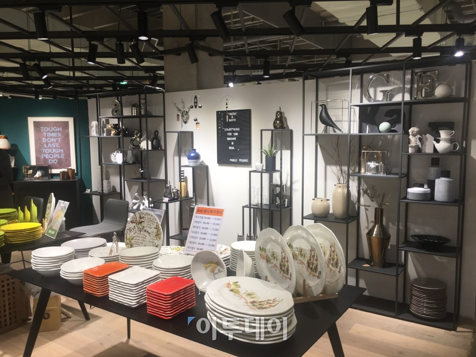 ▲매장 내 전시된 인테리어 제품들. 홈데이는 수입업체 '마요'의 제품도 같이 판매한다.(사진=류정훈 기자 jungh216@)