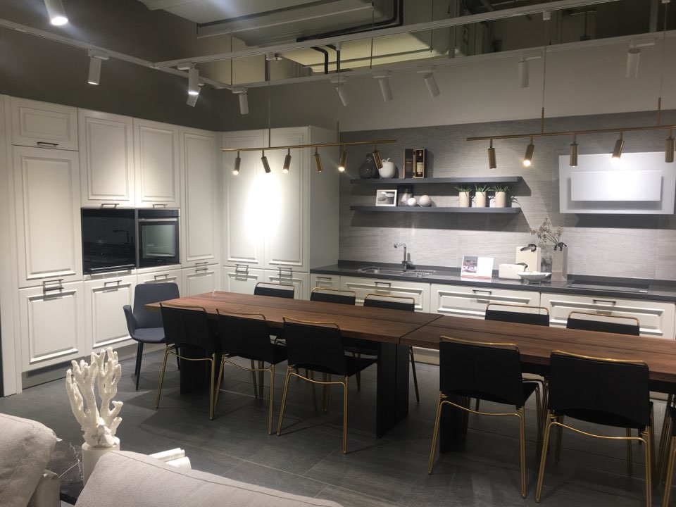 ▲단독주택을 겨냥한 모던 클래식 쇼룸. 하얀색의 가구들이 전시돼 있어 고풍스러운 느낌을 풍긴다. (사진=류정훈 기자 jungh216@)