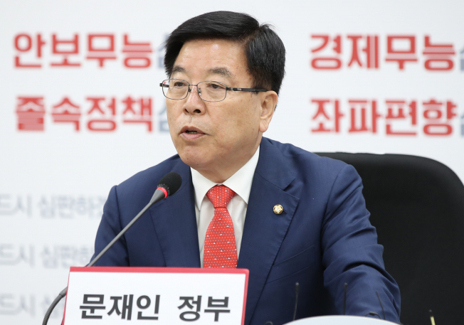 ▲자유한국당 김광림 정책위의장이 25일 오전 국회에서 열린 국정감사전략회의에서 중소벤처기업부에 홍종학 전 의원이 내정된 것과 관련해 캠프인사를 배정한 것이라며 비판하고 있다. 2017.10.25(연합뉴스)