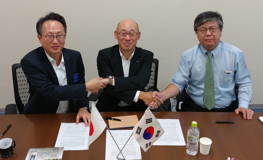 ▲강덕현 알에스오토메이션 대표(왼쪽)와 진노우치 야스카와전기 인버터 사업부장(가운데)이 인버터 드라이브 신제품 생산과 관련한 양해각서를 체결한 후 기념촬영을 하고 있다.(사진 = 알에스오토메이션 제공)