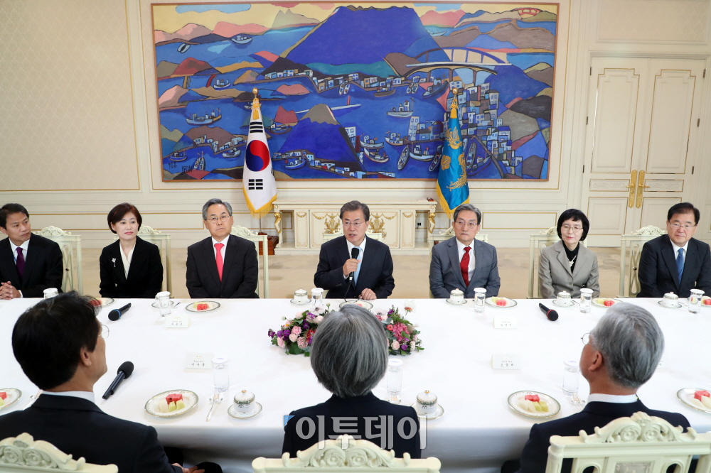 ▲문재인 대통령은 25일 오전 청와대 본관 충무실에서 4강 대사 신임장 수여식 후 차담회장에서 비공개 환담을 나누고 있다.(사진제공=청와대)