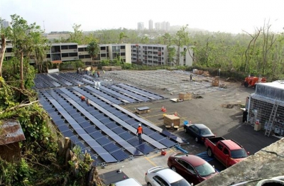 ▲테슬라가 병원 인근 태양광 패널 설치해 전력 인프라 복구하고 있다. 사진=테슬라 트위터
