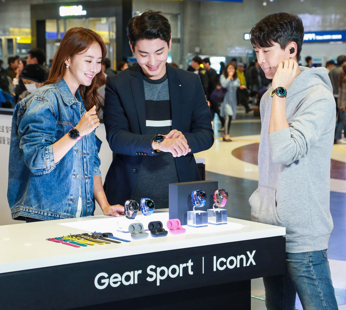 ▲서울 용산역에 위치한 갤럭시 스튜디오에서 사람들이  '기어 스포츠'와 '기어 아이콘X (2018)'를 체험하고 있다. (사진제공=삼성전자)