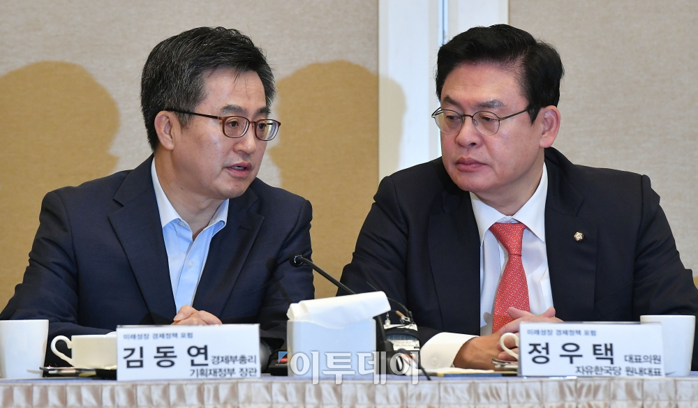 ▲김동연 경제부총리 겸 기획재정부 장관(왼쪽)과 자유한국당 정우택 원내대표가 26일 오전 서울 여의도 국회 귀빈식당에서 열린 미래성장 경제정책 포럼 정기조찬 세미나에서 대화하고 있다. 이동근 기자 foto@(이투데이DB)