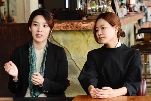 ▲김보배(오른쪽) 컬쳐어스 대표와 김성은(왼쪽) 이사가 13일 서울 서대문구 대현동의 한 카페에서 이투데이와 인터뷰를 하고 있다. 고이란 기자 photoeran@