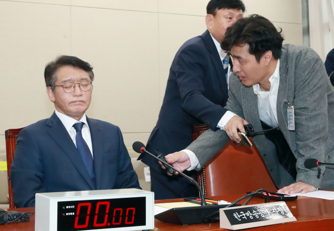 ▲고대영 KBS 사장이 26일 오전 국회 과학기술정보방송통신위원회에서 열린 국정감사에서 한 노조원의 질문에 눈을 감고 있다. 2017.10.26(연합뉴스)