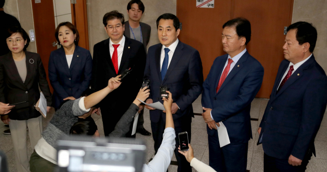 ▲자유한국당 박대출 의원 등 과학기술정보방송통신위원회 소속 의원들이 26일 오후 정론관에서 "방송통신위원회가 KBS 및 MBC 대주주인 방송문화진흥회(방문진)의 보궐이사 선임을 일방적으로 강행하고 있다"는 기자회견을 마친 뒤 취재진의 질의에 답변하고 있다. 2017.10.26(연합뉴스)