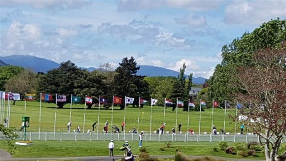 ▲참가국들의 국기가 게양된 골프장내 드라이빙 레인지