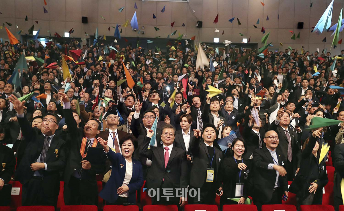 ▲문재인 대통령이 26일 오전 전라남도 여수시 여수엑스포에서 열린 지방자치 기념식에서 자치분권 여수선언에 맞춰 각 지자체를 대표하는 상징색깔로 접은 종이비행기를 날리며 응원하고 있다.(사진제공=청와대)