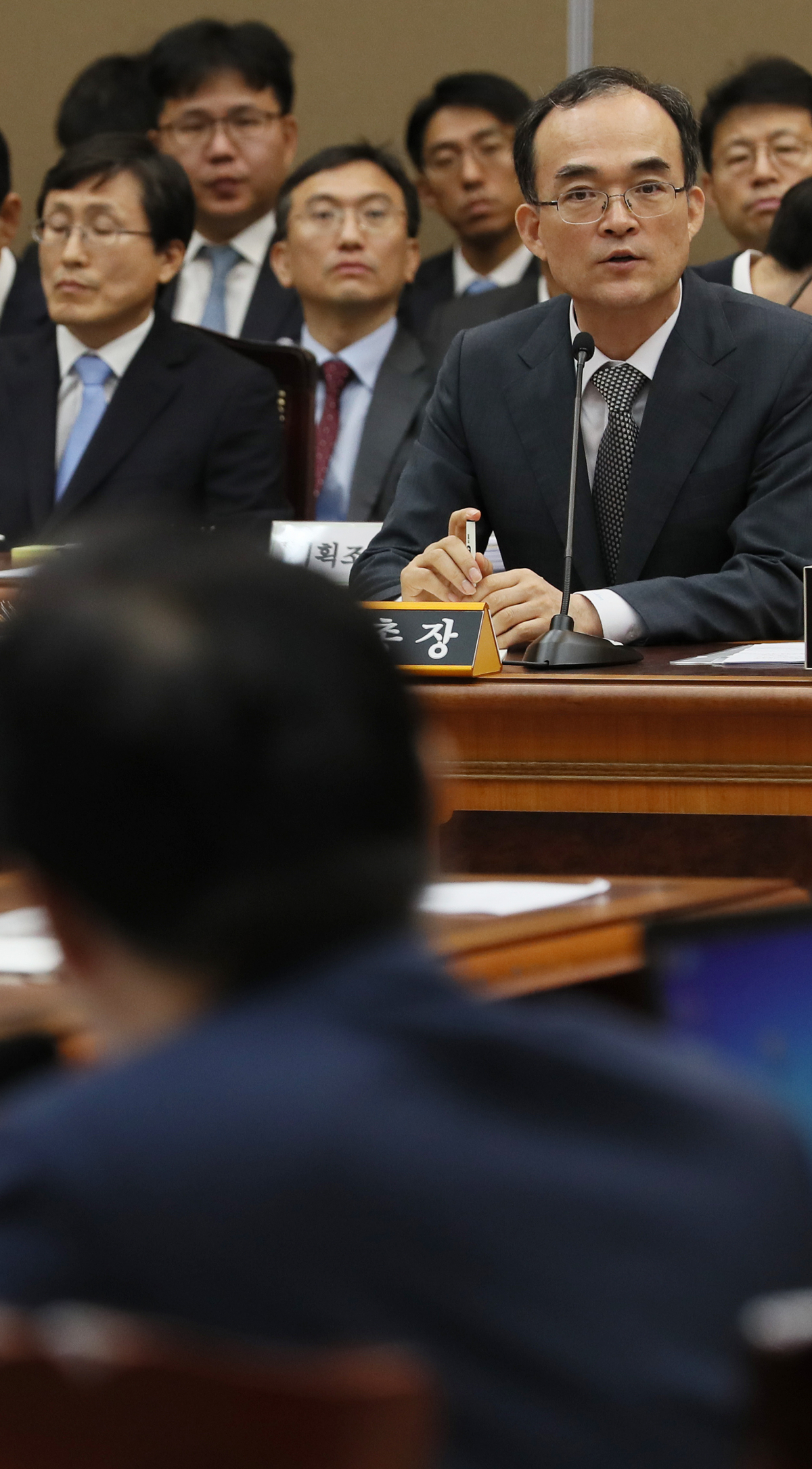 ▲문무일 검찰총장이 27일 오전 서울 서초구 대검찰청에서 열린 국회 법제사법위원회의 대검찰청에서 대한 국정감사에서 의원 질의에 답변하고 있다. (연합뉴스)