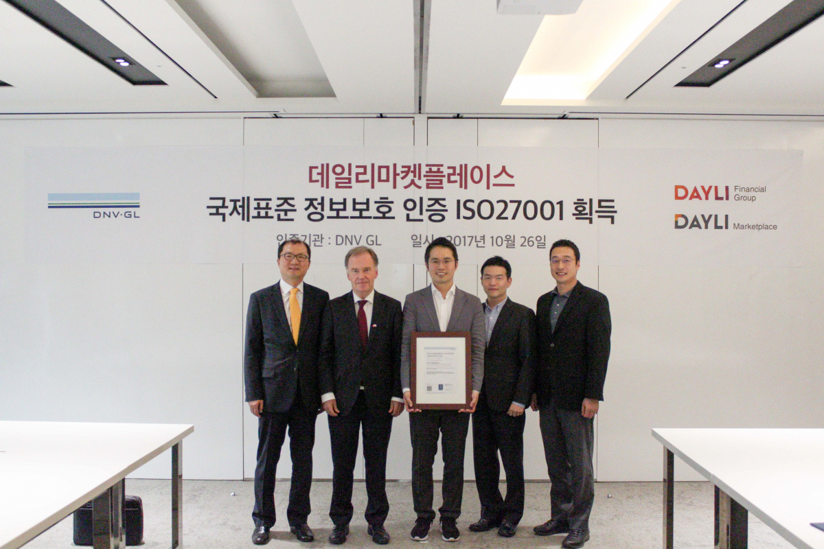 ▲왼쪽부터 안인균 DNV GL 대표, 얀 울레 그레브스타 주한 노르웨이 대사, 김세준 데일리마켓플레이스 대표, 신승현 데일리금융그룹 대표, 김우식 데일리마켓플레이스 전략본부장이 지난 26일 국제표준 정보보호 인증 ISO27001 수여식에서 기념촬영을 하고 있다.(사진제공=데일리금융그룹)