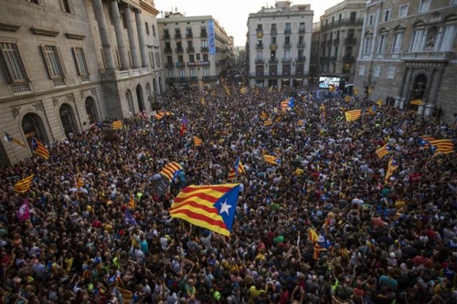 ▲카탈루냐 자치의회에서 독립을 선포하는 안이 통과되자 스페인 중앙정부가 자치정부를 해산하는 등 강경 대응에 나섰다. 바르셀로나에서 27일(현지시간) 카탈루냐 독립 지지파들이 대규모 시위를 벌이고 있다. 바르셀로나/AP뉴시스 