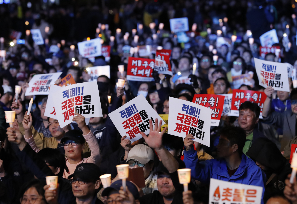 ▲28일 서울 종로구 광화문 광장에서 '박근혜정권퇴진 비상국민행동 기록기념위원회' 주최로 촛불 1주년 기념대회가 열렸다.(사진=연합뉴스)