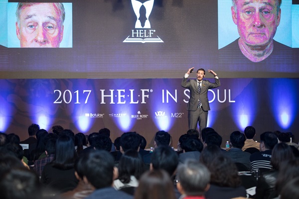 ▲미국 성형외과 전문의 조나단 사이크스 UC 데이비스 대학 교수가 29일 열린 'The 2017 H.E.L.F in Seoul' 학술 심포지엄에서 '얼굴 성적 이형 태성의 차이에 대한 안와주의적 단서'를 주제로 발표하고 있다.(사진제공=휴젤)