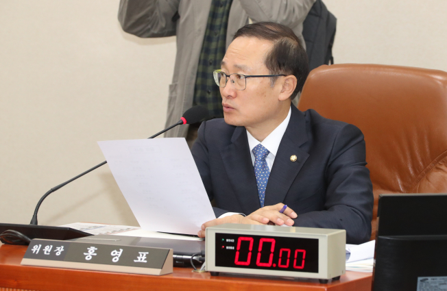 ▲홍영표 환경노동위원장이 30일 국회에서 열린 환경노동위원회 환경부·기상청에 대한 국정감사를 주재하고 있다. 2017.10.30(연합뉴스)