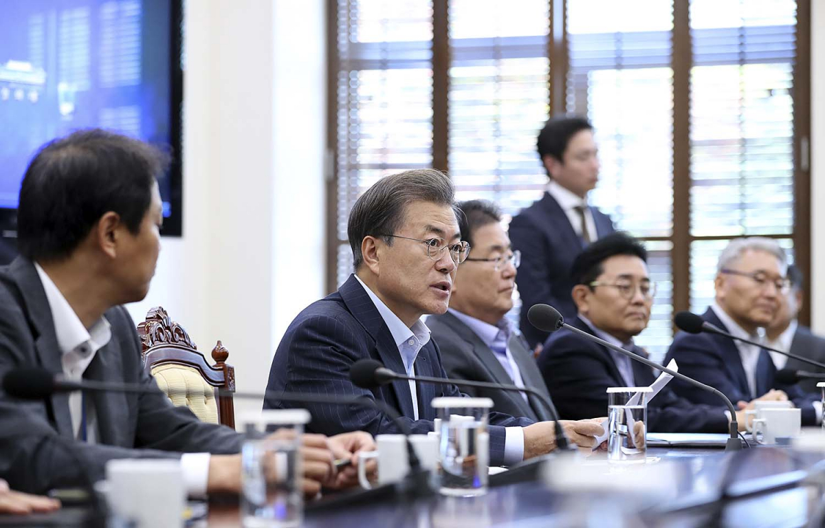 ▲문재인 대통령이 30일 오후 청와대 여민1관 소회의실에서 열린 수석보좌관회의를 주재하고 있다.(사진제공=청와대)