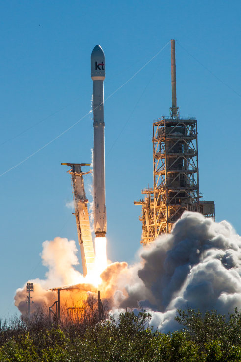 ▲KT SAT은 무궁화위성 5A호가 미국 플로리다에서 한국시간 31일 오전 4시 34분 발사에 성공했다고 밝혔다. 무궁화위성 5A호는  프랑스 위성제작 기업인 탈레스 알레니아 스페이스(Thales Alenia Space)에서 제작했다. 미국 스페이스X(SpaceX)사가 발사를 맡았다. (사진제공=KT SAT)
