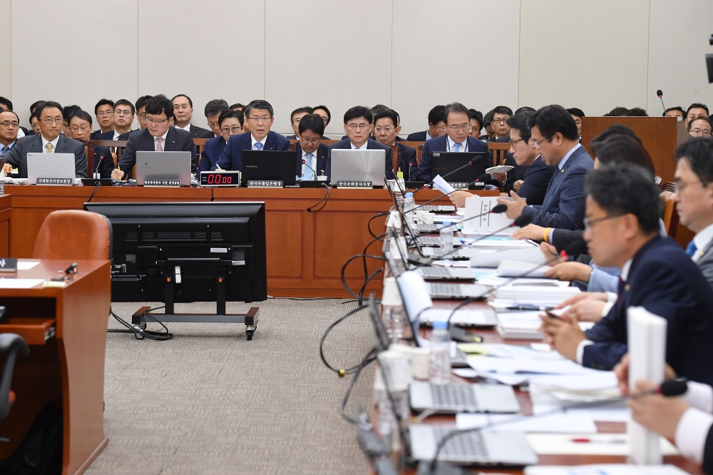 ▲은성수(가운데) 한국수출입은행장이 24일 서울 여의도 국회 기획재정위원회에서 열린 수출입은행 국정감사에서 질의에 답하고 있다. 이동근 기자 foto@(이투데이DB)