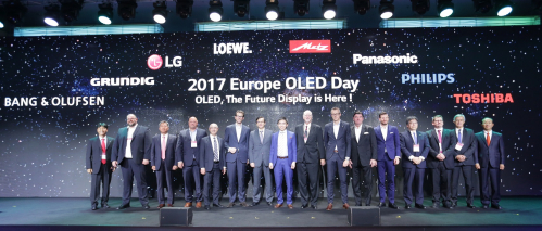 ▲독일 뮌헨에서 열린 'OLED Day'행사에 참석한 글로벌 TV업체 및 업계 전문가들이   OLED TV의 프리미엄TV시장 석권을 축하하고 있다.(사진제공=LG디스플레이)