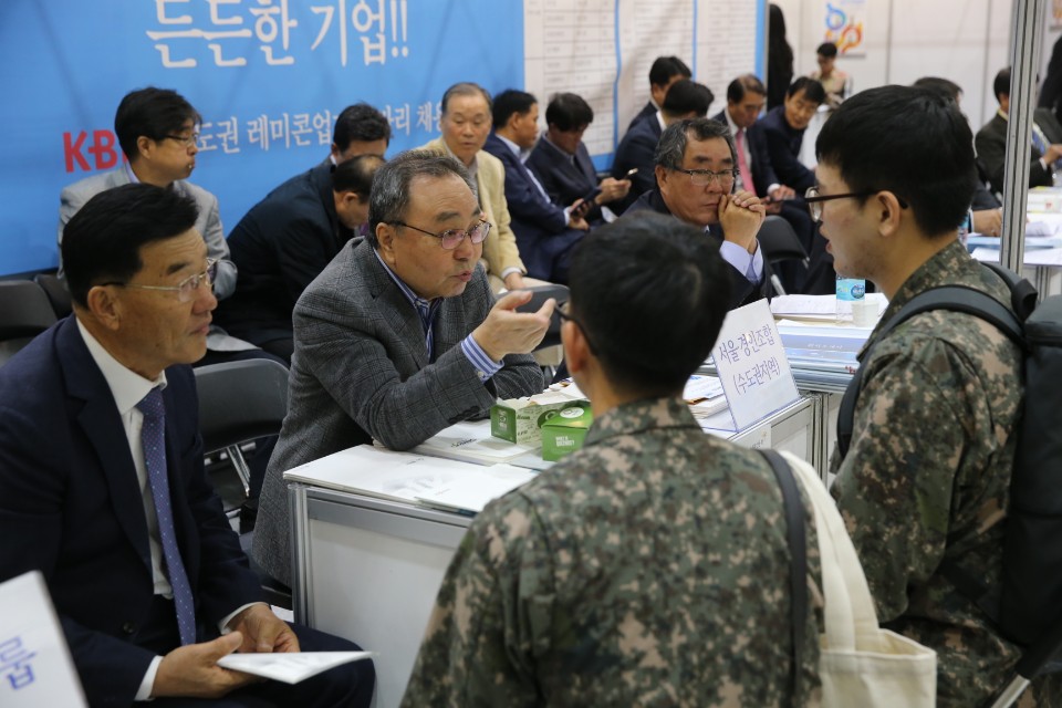 ▲31일 서울 삼성동 코엑스에서 열린 ‘2017 함께성장 중소벤처 일자리박람회’에 전역을 앞둔 장병들이 면접을 보고 있다.(사진제공=중기중앙회)
